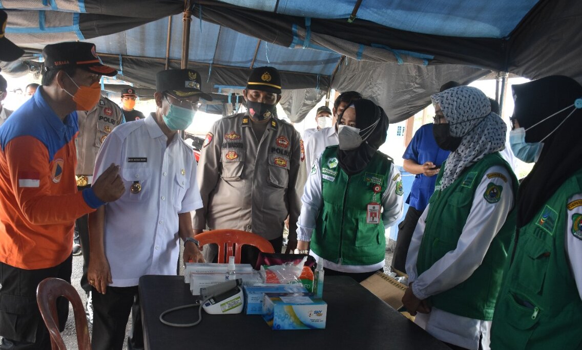 TINJAU: Wabup Kapuas HM Nafiah Ibnor bersama Ketua Harian Satgas Covid-19 Panahatan Sinaga dan instansi terkait saat meninjau  Pos Sekat Batas Kabupaten Kapuas di Jalan Trans Kalimantan Km 12,5 Kecamatan Kapuas Timur, belum lama ini.
