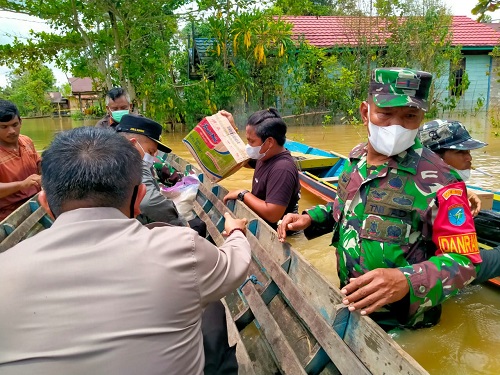 Danramil Kurun Kawal Bupati Salurkan Bantuan
