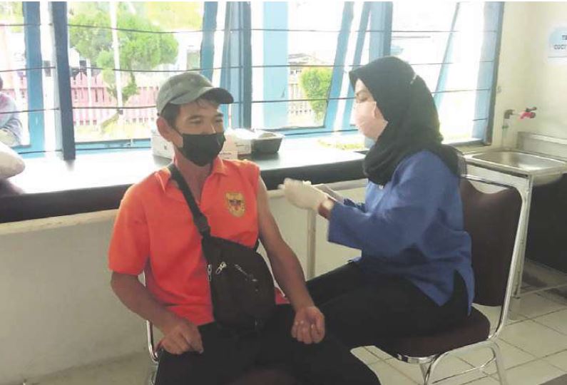 VAKSINASI: Pelaksanaan vaksinasi Covid- 19 untuk masyarakat di RS Kuala Kurun, belum lama ini.