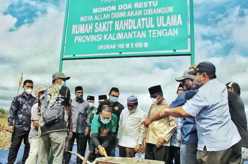 UNTUK SEMUA: Pj Sekda Kalteng H Nuryakin saat pemasangan plang nama pembangunan RS NU di Jalan Perintis, Kompleks Perumahan Adonis Samad, Sabtu (4/9/2021) pagi.