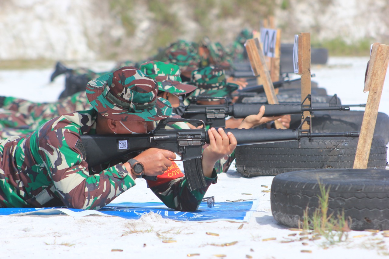 LATIHAN MENEMBAK : Dandim1016/Pky, Kolonel Inf Rofiq Yusuf, memimpin latihan menembak senjata ringan Triwulan ke III, di lapangan tembak Yonif Raider 631/Antang, Palangka Raya, Kamis (30/9/2021). KODIM 1016/PLK UNTUK KALTENG.CO