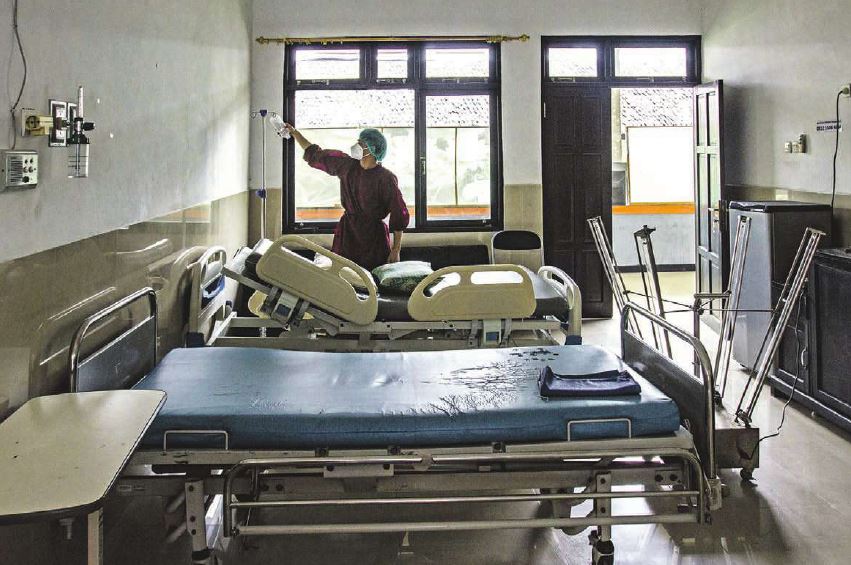 STERILISASI: Petugas kebersihan RSDS, Goodtheprin ketika membersihkan ruangan Anggrek WK 6 usai digunakan oleh pasien Covid-19, Selasa (21/9). Ada alat penghasil sinar ultraviolet untuk memudahkan saat melakukan sterilisasi dan sanitasi kamar pasien, sehingga kamar yang telah steril siap digunakan kembali