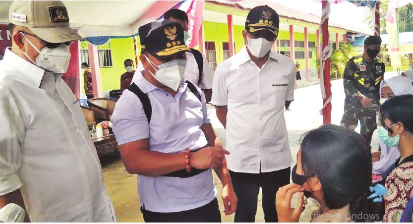 PENINJAUAN: Bupati Mura, Perdie M Yoseph (kanan) mendampingi Gubernur Kalteng H Sugianto Sabran meninjau pelaksanaan vaksinasi pelajar di SMAN-1 Murung, belum lama ini.