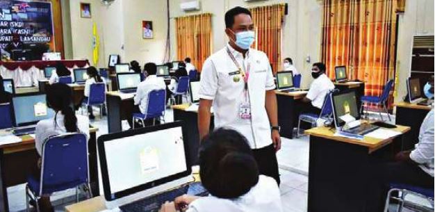 MENINJAU : Bupati Lamandau H Hendra Lesmana saat meninjau pelaksanaan SKD CASN, di aula BKPSDM, Rabu (15/9).