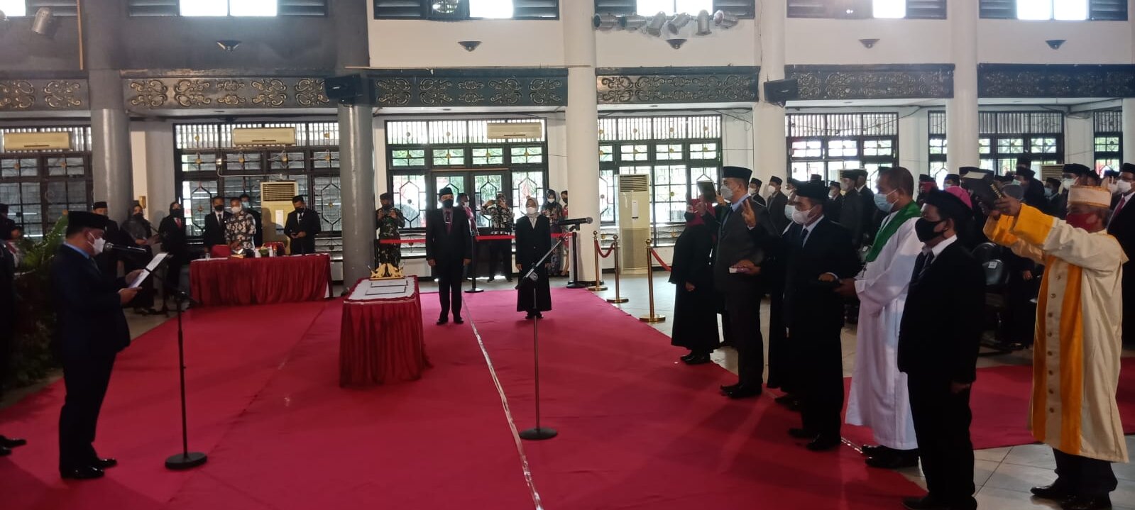 LANTIK: Bupati Kabupaten Kotim H Halikinnor melantik ratusan pejabat di lingkup Pemkab Kotim di Gedung Serba Guna Sampit, Kamis (16/9)./BAHRI