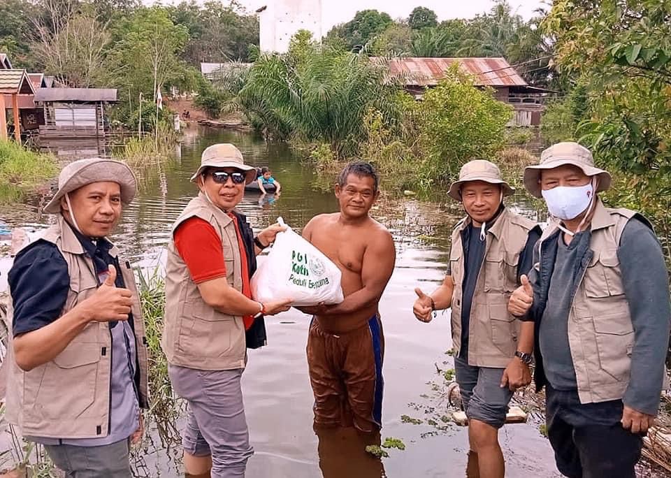 BANTUAN: Kadisdik Kotim, Suparmadi menyerahkan bantuan sembako untuk warga yang terdampak banjir, belum lama ini./HUMAS