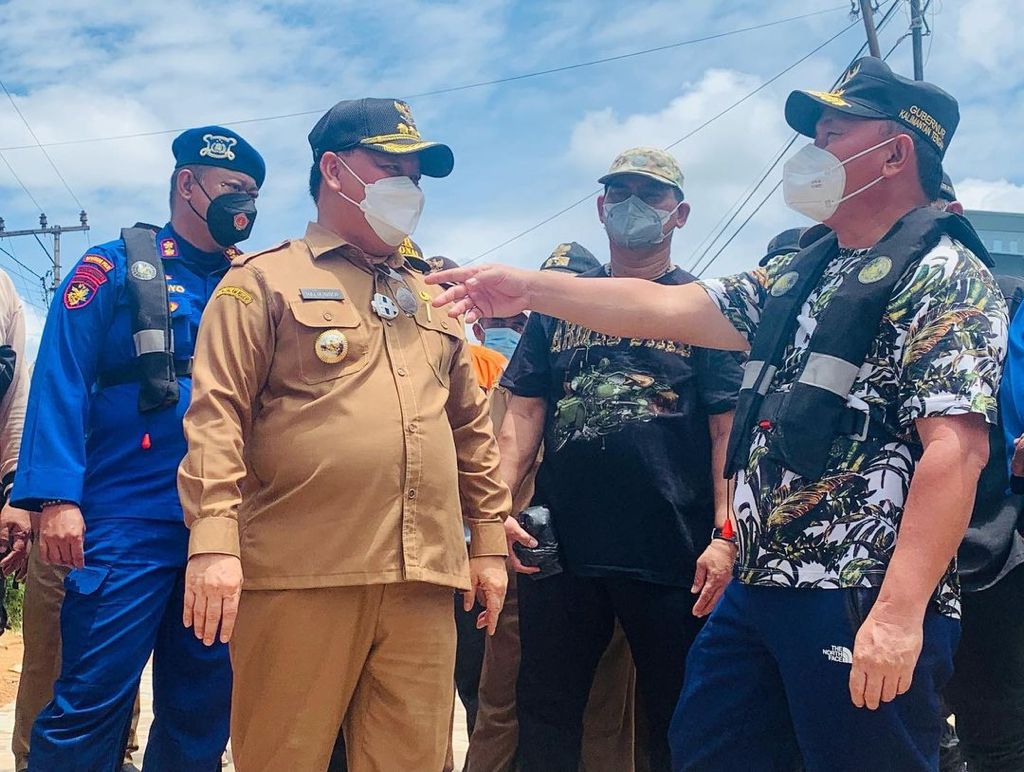 TINJAU: Bupati Kotim, H Halikinnor mendampingi Gubernur Kalteng, H Sugianto Sabran meninjau lokasi banjir di wilayah Kecamatan Mentaya Hulu, beberapa waktu lalu.