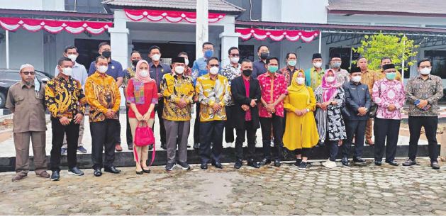 FOTO BERSAMA : Anggota DPRD Kotawaringin Barat foto bersama usai pertemuan saat kunjungan kerja anggota DPRD Seruyan, beberapa waktu lalu.