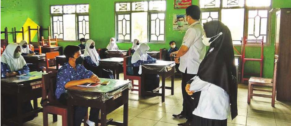 PTM: Kadisdik Kotim, Suparmadi didampingi Kepala Sekolah SMP 3 Sampit, Hj Siti Hadijah melihat proses PTM yang digelar secara ketat, Rabu (1/9).