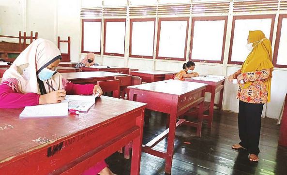 BELAJAR DI SEKOLAH: Sejumlah murid Kelas 5 SDN-1 Talio Muara melakukan pembelajaran luring untuk mata pelajaran matematika. Pembalajaran secara daring di wilayah ini mengalami beberapa kendala. Selain sulitnya jaringan layanan, murid di desa tersebut banyak yang tak memiliki HP android.
