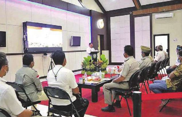 SERTIFIKAT: Bupati Kotim, H Halikinnor memberikan arahan usai mengikuti penyerahan sertipikat redistribusi tanah objek reforma agraria (TORA) oleh Presiden RI Joko Widodo secara virtual di aula Kantor Diskominfo, Rabu (22/9).