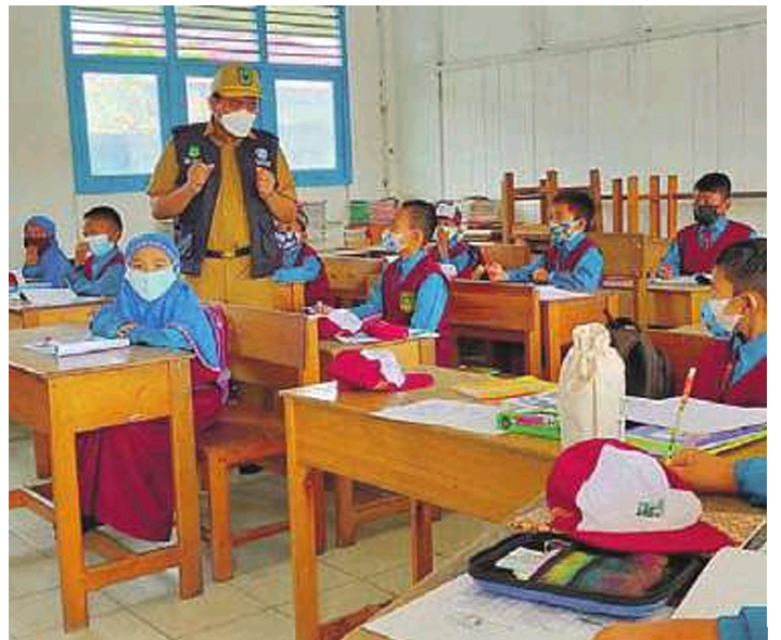 PANTAU: Kadisdik Kapuas H Suwarno Muriyat memantau langsung pelaksana Pembelajaran Tatap Muka Terbatas (PTMT), Senin (6/9).