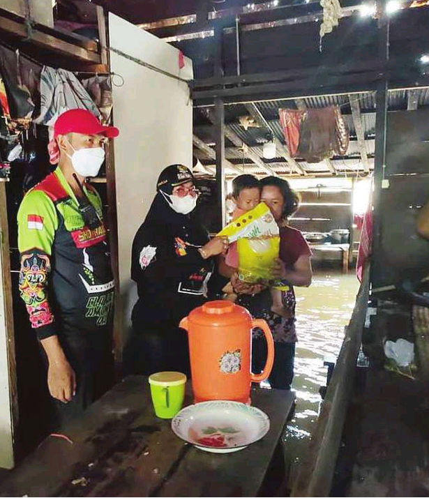 BANJIR: Wakil Bupati Kotim, Irawati turun langsung memberikan sembako kepada warga yang terdampak banjir di Desa Hanjalipan, Kecamatan Kotabesi, belum lama ini.