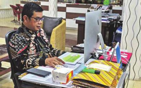 SERIUS: Bupati Barito Timur Ampera AY Mebas menjadi pembicara dalam Tor Forum Diskusi Serumpun Kalimantan secara virtual, Sabtu (11/9).