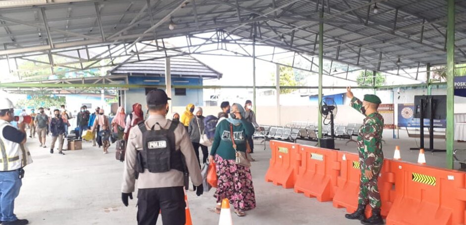 PEMERIKSAAN: Babinsa Koramil 1014 - 02/Kumai bersama tim Satgas Covid-19 dan Dinas Terkait memperketat pengawasan protokol kesehatan terhadap penumpang kapal KM. Satya Kencana III di Pelabuhan Panglima Utar Kumai. /PENREM 102/Pjg