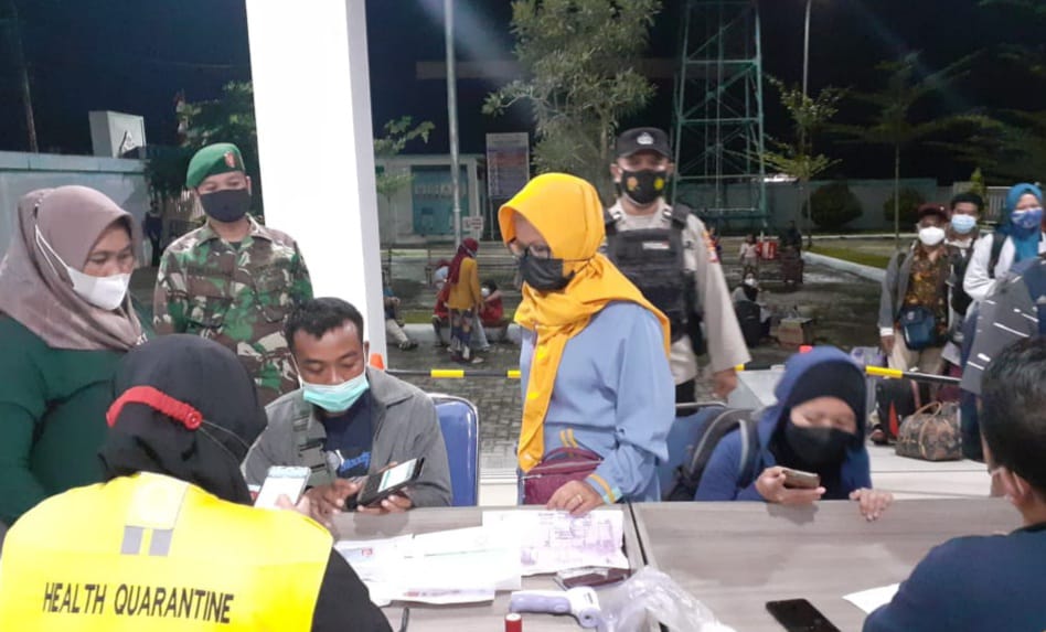 PENGAWASAN: Petugas gabungan yang terdiri dari TNI Polri dari Koramil 1014 - 02/Kumai, KPPP dan KSOP Kumai mengawasi dan memberikan imbauan penerapan prokes di Pelabuhan Panglima Utar Kumai, Kobar, Selasa malam (28/9)./PENREM 102/Pjg