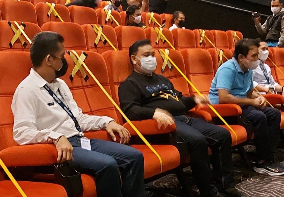 NONTON BIOSKOP: Bupati Kotim H Halikinnor di dampingi Sekda Fajrurrahman dan sejumlah awak media, saat nonton di bioskop, Selasa (28/9/2021)./PROKOPIM