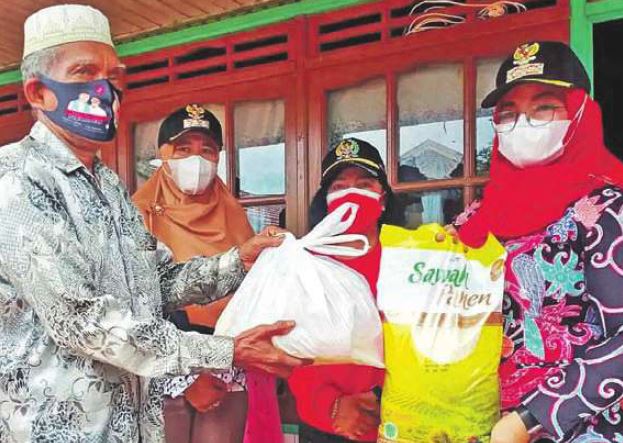 SERAHKAN BANTUAN: Wabup Kotim Irawati didampingi Ketua DPRD Kotim menyerahkan bantuan kepada warga yang terdampak banjir di Kecamatan Kota Besi, Sabtu (11/9).