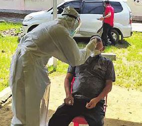 GENCAR: Petugas kesehatan Puskesmas Tamiang Layang melakukan tracing kepada warga yang kontak erat dengan masyarakat yang terkonfi rmasi Covid-19, beberapa waktu lalu