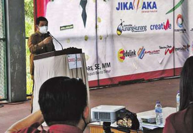 ARAHAN: Bupati Barito Timur Ampera AY Mebas memotivasi para peserta Program Cemara di Tenis Indoor Tamiang Layang, Senin (27/9).