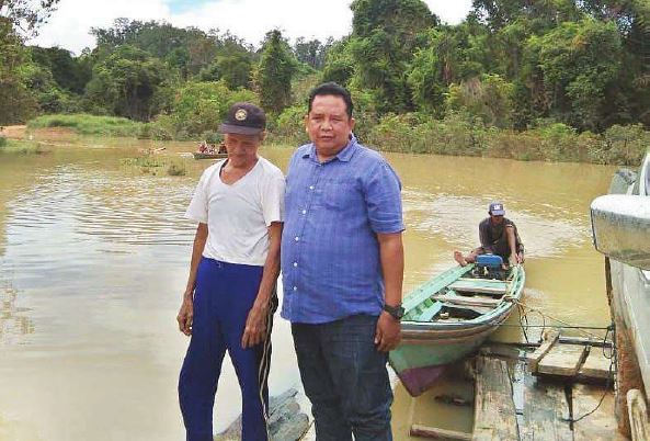 PENINJAUAN : Anggota DPRD Barito Utara Surianor saat meninjau langsung lokasi jalan yang terendam banjir, baru-baru ini