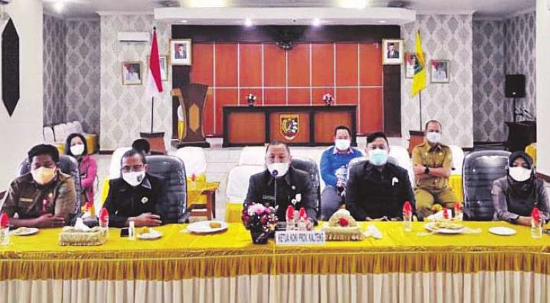 RAPAT DEWAN ADAT: Bupati Barito Selatan H Eddy Raya Samsuri saat memimpin rapat Dewan Adat Barsel di aula setda setempat, Kamis (23/9).