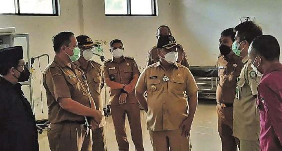 KUNJUNGAN: Bupati Kabupaten Kotim H Halikinnor saat mengunjungi Rumah Sakit Pratama Parenggean, belum lama ini.