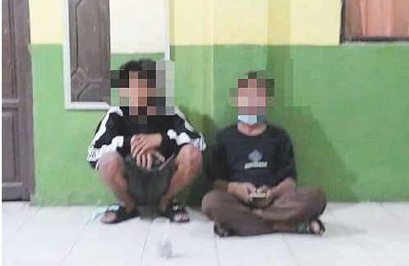 AMANKAN: SatPol PP dan Damkar Kapuas mengamankan anak dibawah umur yang kedapatan sedang ngelem, Kamis (9/9).