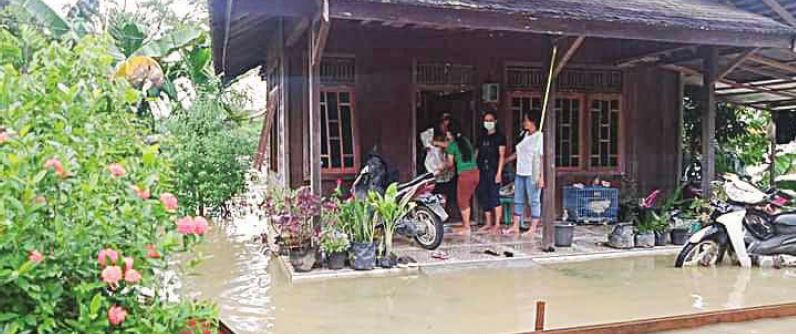 TERENDAM : Salah satu rumah warga yang terdampak banjir di Kuala Kurun, beberapa waktu lalu.