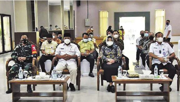 DUKUNG BNNK: Wakil Ketua II DPRD Kotawaringin Barat Bambang Suherman (dua dari kiri) siap mendukung langkah dan upaya BNNK memberantas narkoba.