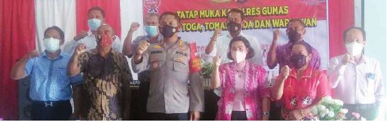 AUDIENSI : Anggota DPRD Gunung Mas, Rayaniatie Djangkan (kanan baju batik merah muda), saat ikut audiensi pemberantasan narkoba, di Mapolres Gumas, beberapa waktu lalu.