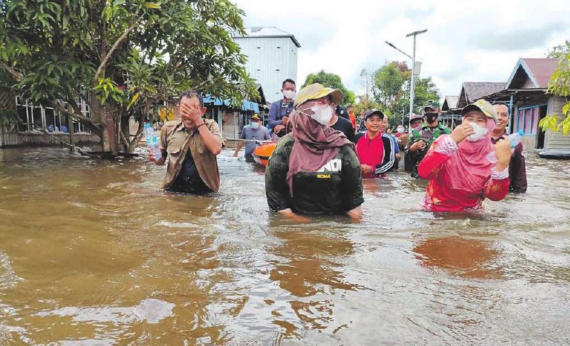 BANJIR: Wabup Kotim, Irawati saat mengunjungi Desa Hanjalipan, Kecamatan Kotabesi yang mengalami banjir, belum lama ini.