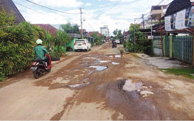 RUSAK PARAH : Salah satu jalan yang rusak di Jalan Iskandar Sampit yang sudah puluhan tahun tidak pernah diperbaiki. Foto ini diambil pada Kamis (23/9).