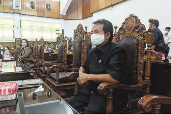 RAPAT: Anggota DPRD Kapuas, Kanedi mengikuti rapat paripurna, Senin (13/9).