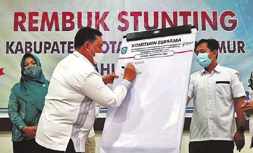 KOMITMEN: Bupati Kotawaringin Timur, H Halikinnor menandatangani komitmen bersama rembuk stunting di aula Kantor Bappelitbangda, Rabu (1/9).