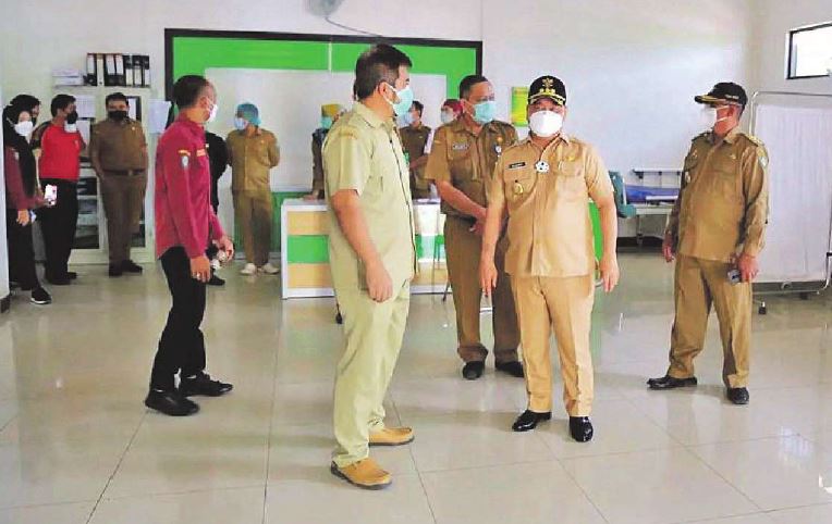 PENGECEKKAN: Bupati Kotim, H Halikinnor mengecek pelayanan yang diberikan petugas kesehatan kepada warga, belum lama ini.