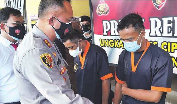 DITAHAN : Kapolres Kobar AKBP Devy Firmansyah menanyai pelaku pembunuhan, Yusuf Rohwandi, di mapolres, Senin (13/9).