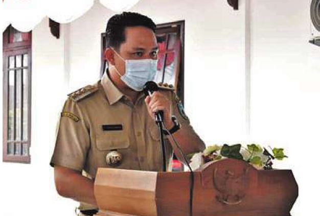 ARAHAN : Bupati Lamandau H Hendra Lesmana saat menghadiri kegiatan vaksinasi tahap II di Kejaksaan Negeri Lamandau, belum lama ini.