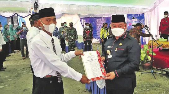 SERAHKAN: Bupati Kabupaten Kotim, H Halikinnor menyerahkan SK kepada Anggota BPD di tiga desa di wilayah MB Ketapang usai dilantik, Jumat (10/9).