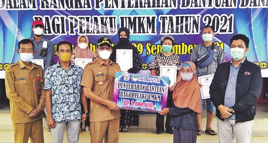 SERAHKAN BANTUAN: Secara simbolis Bupati Mura, Perdie Yoseph menyerahkan bantuan untuk pelaku UMKM di Kecamatan Murung, Selasa (28/9).