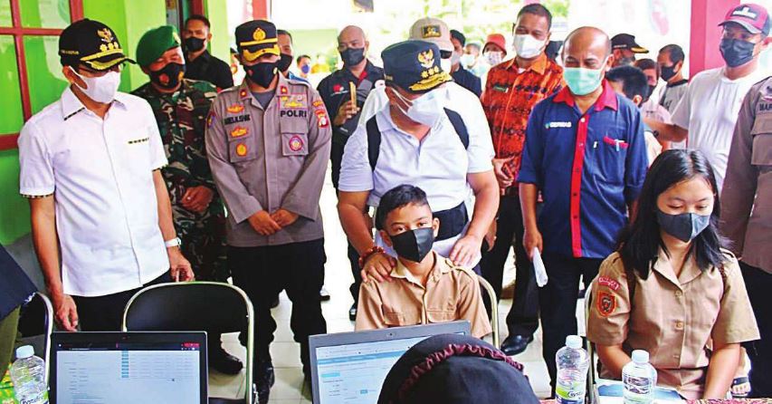 VAKSINASI PELAJAR : Gubernur Kalimantan Tengah H Sugianto Sabran meninjau pelaksanaan vaksinasi pelajar SMP dan SMA sederajat di SMA Negeri 1 Murung, Kabupaten Murung Raya, belum lama ini.