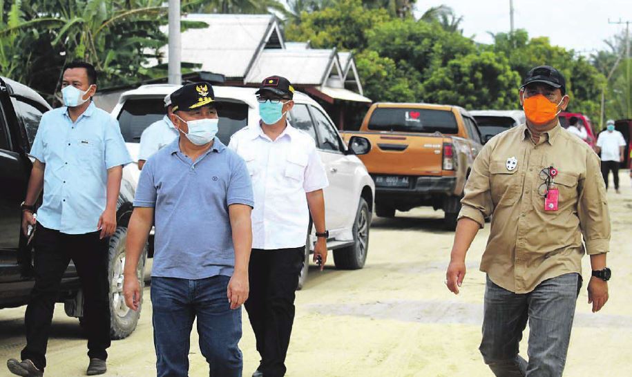 MENINJAU : Gubernur Kalimantan Tengah H Sugianto Sabran didampingi Kepala Dinas Pekerjaan Umum dan Penataan Ruang Provinsi Kalteng H Shalahuddin saat memantau infrastruktur di wilayah barat Kalteng, beberapa waktu lalu.
