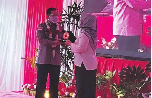 CENDERA MATA: Sekretaris Satgas Saber Pungli Pusat Irjen Pol Agung Makbul menyerahkan cendera mata kepada Bupati Kotawaringin Barat Bagi Kelompok Tani Hj Nurhidayah di Istana Kuning, Rabu (15/9)