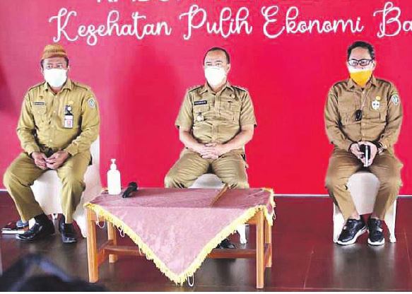 MENYIMAK: Bupati Seruyan, Yulhaidir mengikuti kegiatan Pemkab setempat, baru-baru ini.