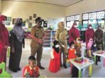 TINJAU SEKOLAH: Wakil Bupati Seruyan, Hj Iswanti meninjau pelaksanaan proses belajar tatap muka di salah satu TK, Senin (13/9).
