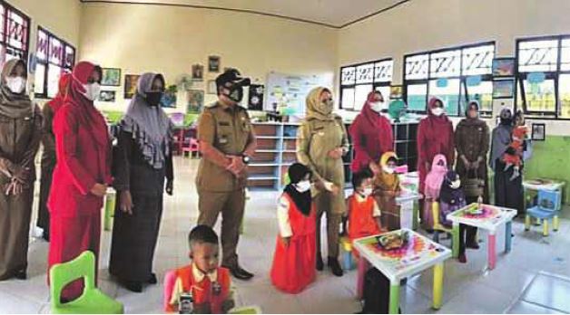 TINJAU SEKOLAH: Wakil Bupati Seruyan, Hj Iswanti meninjau pelaksanaan proses belajar tatap muka di salah satu TK, Senin (13/9).