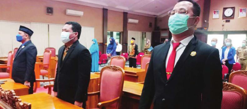 RAPAT: Anggota DPRD Kotawaringin Timur Hendra Sia (kanan) saat menghadiri rapat paripurna, belum lama ini.