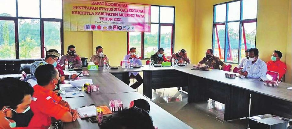 SIAGA KEBAKARAN: Wabup Mura, Rejikinoor memimpin Rakor penetapan status siaga bencana Kebakaran Hutan dan Lahan (Karhutla) di kabupaten setempat, Rabu (1/9).