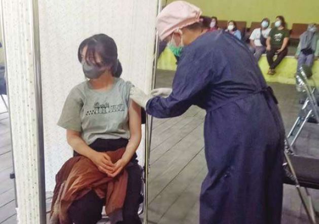 VAKSINASI DOSIS PERTAMA: Anak usia 12 hingga 17 tahun di Kecamatan Kahayan Hilir mulai disuntik vaksinasi.