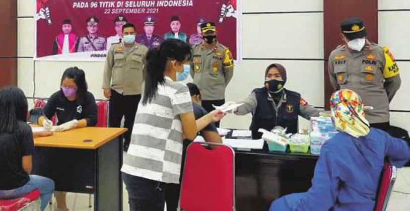 SERENTAK: Polres Gunung Mas ikuti kegiatan Vaksinasi Merdeka Serentak pada 96 Titik di seluruh Indonesia secara virtual bersama jajaran Polda Kalteng di Gedung Christian Center Kuala Kurun, Rabu (22/